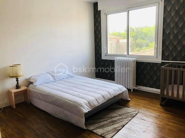 EXCLUSIVITE ETAULES Centre-ville : A proximité immédiate des commerces, écoles, médecin et a seulement 15 min des plages.
Maison de 254 m2, rénovée, au gout du jour comprenant :
Un vaste séjour/salle a manger traversant et lumineux, avec une cheminée, de 76 m2 environ, et sa cuisine ouverte entièrement meublée et équipée.
Une grande suite parentale avec une salle d'eau et wc séparé.
4 chambres lumineuses aux beaux volumes, salle de bain et wc séparé.
Un appartement avec une entrée privative composé :
D'un séjour avec cuisine ouverte meublée et équipée, une chambre , une salle d'eau et wc .
Coté extérieur : Joli terrain d'environ 679 m2, bien exposé, entièrement clos et sans vis a vis comprenant une terrasse, une petite dépendance et un grand garage d'environ 80m2.
Les +++++ :
- Fenêtres PVC double vitrage.
- Jusqu'à 4 stationnements hors garage, camping-car possible.
- Pompe a chaleur.
- Aucun travaux a prévoir.
A votre disposition pour tout renseignement complémentaire au 06.14.04.55.39