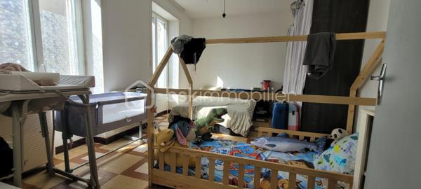 EXCLUSIVITE ETAULES Centre-ville : A proximité immédiate des commerces, écoles, médecin et a seulement 15 min des plages.
Maison de 254 m2, rénovée, au gout du jour comprenant :
Un vaste séjour/salle a manger traversant et lumineux, avec une cheminée, de 76 m2 environ, et sa cuisine ouverte entièrement meublée et équipée.
Une grande suite parentale avec une salle d'eau et wc séparé.
4 chambres lumineuses aux beaux volumes, salle de bain et wc séparé.
Un appartement avec une entrée privative composé :
D'un séjour avec cuisine ouverte meublée et équipée, une chambre , une salle d'eau et wc .
Coté extérieur : Joli terrain d'environ 679 m2, bien exposé, entièrement clos et sans vis a vis comprenant une terrasse, une petite dépendance et un grand garage d'environ 80m2.
Les +++++ :
- Fenêtres PVC double vitrage.
- Jusqu'à 4 stationnements hors garage, camping-car possible.
- Pompe a chaleur.
- Aucun travaux a prévoir.
A votre disposition pour tout renseignement complémentaire au 06.14.04.55.39