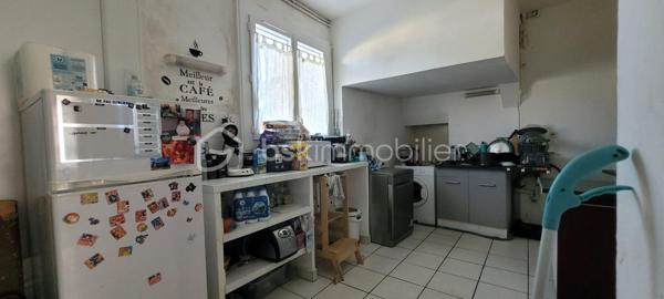 EXCLUSIVITE ETAULES Centre-ville : A proximité immédiate des commerces, écoles, médecin et a seulement 15 min des plages.
Maison de 254 m2, rénovée, au gout du jour comprenant :
Un vaste séjour/salle a manger traversant et lumineux, avec une cheminée, de 76 m2 environ, et sa cuisine ouverte entièrement meublée et équipée.
Une grande suite parentale avec une salle d'eau et wc séparé.
4 chambres lumineuses aux beaux volumes, salle de bain et wc séparé.
Un appartement avec une entrée privative composé :
D'un séjour avec cuisine ouverte meublée et équipée, une chambre , une salle d'eau et wc .
Coté extérieur : Joli terrain d'environ 679 m2, bien exposé, entièrement clos et sans vis a vis comprenant une terrasse, une petite dépendance et un grand garage d'environ 80m2.
Les +++++ :
- Fenêtres PVC double vitrage.
- Jusqu'à 4 stationnements hors garage, camping-car possible.
- Pompe a chaleur.
- Aucun travaux a prévoir.
A votre disposition pour tout renseignement complémentaire au 06.14.04.55.39
