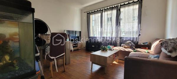 EXCLUSIVITE ETAULES Centre-ville : A proximité immédiate des commerces, écoles, médecin et a seulement 15 min des plages.
Maison de 254 m2, rénovée, au gout du jour comprenant :
Un vaste séjour/salle a manger traversant et lumineux, avec une cheminée, de 76 m2 environ, et sa cuisine ouverte entièrement meublée et équipée.
Une grande suite parentale avec une salle d'eau et wc séparé.
4 chambres lumineuses aux beaux volumes, salle de bain et wc séparé.
Un appartement avec une entrée privative composé :
D'un séjour avec cuisine ouverte meublée et équipée, une chambre , une salle d'eau et wc .
Coté extérieur : Joli terrain d'environ 679 m2, bien exposé, entièrement clos et sans vis a vis comprenant une terrasse, une petite dépendance et un grand garage d'environ 80m2.
Les +++++ :
- Fenêtres PVC double vitrage.
- Jusqu'à 4 stationnements hors garage, camping-car possible.
- Pompe a chaleur.
- Aucun travaux a prévoir.
A votre disposition pour tout renseignement complémentaire au 06.14.04.55.39