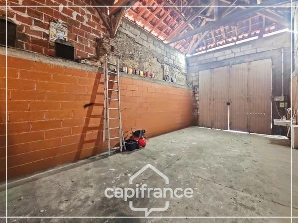Garage de 70m² plus 28m² de mezzanine, tout à l'égout, eau et electricité, rare, centre ville Agen