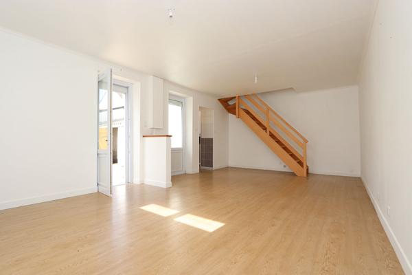Maison de ville rénovée - 2 chambres avec cour et dépendances