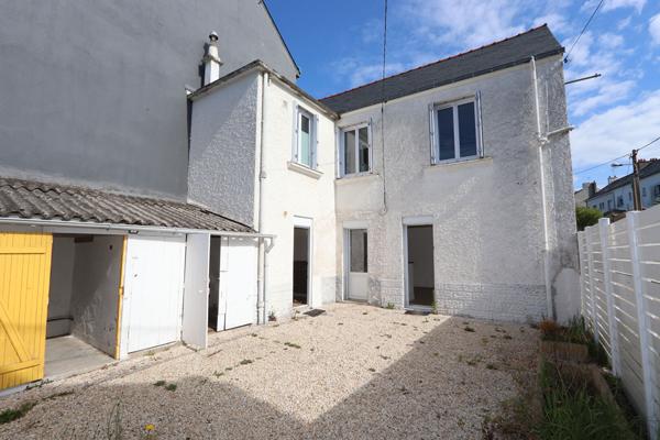 Maison de ville rénovée - 2 chambres avec cour et dépendances