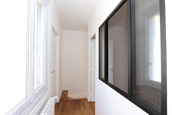 Maison de ville rénovée - 2 chambres avec cour et dépendances