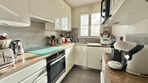 Appartement F3 dans résidence recherchée, proche du centre-ville et de la gare.