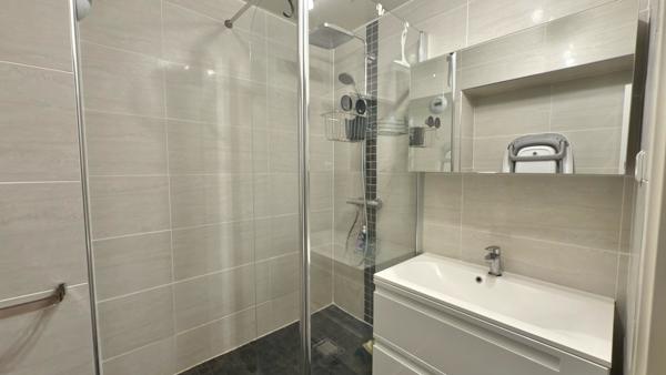 Appartement F3 dans résidence recherchée, proche du centre-ville et de la gare.