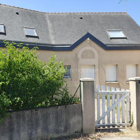 À découvrir sans tarder : Belle et grande maison traditionnelle construite en 1990, d'environ 160 m² habitables, située dans un environnement
calme, à proximité du centre-ville de Murs Erigné .
Parfaitement adaptée à une famille, elle offre de beaux volumes et un cadre de vie agréable.
Au rez-de-chaussée , vous trouverez une entrée accueillante, un vaste salon-séjour lumineux de 47m² environ avec accès direct au jardin,
une véranda agréable ouverte sur le jardin, une cuisine aménagée et équipée, une buanderie, un cellier, une chambre, une salle de bain et un
WC séparé.
À l'étage, une mezzanine dessert 4 chambres confortables, une salle de bain et un WC séparé.
Vous bénéficiez d'un terrain clos et sans vis à vis d'environ 506 m² et d'un garage de 33m² environ.
Les + de cette maison:
* Construction traditionnelle de qualité
* Beaux volumes et nombreux espaces de rangement
* Cheminée
* Proximité des commerces, écoles et services
* Aucun gros travaux à prévoir
Quelques travaux de rafraîchissement et de décoration permettront simplement de remettre la maison au goût du jour et de la personnaliser
selon vos envies.
Une belle opportunité pour les personnes à la recherche d'une grande maison familiale alliant confort, tranquillité et proximité du centre-ville.
Pour plus d'informations ou pour organiser une visite, n'hésitez pas à me contacter !