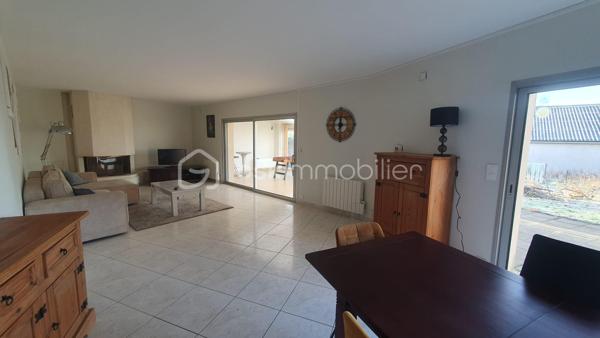 À découvrir sans tarder : Belle et grande maison traditionnelle construite en 1990, d'environ 160 m² habitables, située dans un environnement
calme, à proximité du centre-ville de Murs Erigné .
Parfaitement adaptée à une famille, elle offre de beaux volumes et un cadre de vie agréable.
Au rez-de-chaussée , vous trouverez une entrée accueillante, un vaste salon-séjour lumineux de 47m² environ avec accès direct au jardin,
une véranda agréable ouverte sur le jardin, une cuisine aménagée et équipée, une buanderie, un cellier, une chambre, une salle de bain et un
WC séparé.
À l'étage, une mezzanine dessert 4 chambres confortables, une salle de bain et un WC séparé.
Vous bénéficiez d'un terrain clos et sans vis à vis d'environ 506 m² et d'un garage de 33m² environ.
Les + de cette maison:
* Construction traditionnelle de qualité
* Beaux volumes et nombreux espaces de rangement
* Cheminée
* Proximité des commerces, écoles et services
* Aucun gros travaux à prévoir
Quelques travaux de rafraîchissement et de décoration permettront simplement de remettre la maison au goût du jour et de la personnaliser
selon vos envies.
Une belle opportunité pour les personnes à la recherche d'une grande maison familiale alliant confort, tranquillité et proximité du centre-ville.
Pour plus d'informations ou pour organiser une visite, n'hésitez pas à me contacter !