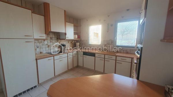 À découvrir sans tarder : Belle et grande maison traditionnelle construite en 1990, d'environ 160 m² habitables, située dans un environnement
calme, à proximité du centre-ville de Murs Erigné .
Parfaitement adaptée à une famille, elle offre de beaux volumes et un cadre de vie agréable.
Au rez-de-chaussée , vous trouverez une entrée accueillante, un vaste salon-séjour lumineux de 47m² environ avec accès direct au jardin,
une véranda agréable ouverte sur le jardin, une cuisine aménagée et équipée, une buanderie, un cellier, une chambre, une salle de bain et un
WC séparé.
À l'étage, une mezzanine dessert 4 chambres confortables, une salle de bain et un WC séparé.
Vous bénéficiez d'un terrain clos et sans vis à vis d'environ 506 m² et d'un garage de 33m² environ.
Les + de cette maison:
* Construction traditionnelle de qualité
* Beaux volumes et nombreux espaces de rangement
* Cheminée
* Proximité des commerces, écoles et services
* Aucun gros travaux à prévoir
Quelques travaux de rafraîchissement et de décoration permettront simplement de remettre la maison au goût du jour et de la personnaliser
selon vos envies.
Une belle opportunité pour les personnes à la recherche d'une grande maison familiale alliant confort, tranquillité et proximité du centre-ville.
Pour plus d'informations ou pour organiser une visite, n'hésitez pas à me contacter !