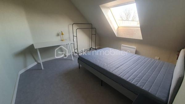 À découvrir sans tarder : Belle et grande maison traditionnelle construite en 1990, d'environ 160 m² habitables, située dans un environnement
calme, à proximité du centre-ville de Murs Erigné .
Parfaitement adaptée à une famille, elle offre de beaux volumes et un cadre de vie agréable.
Au rez-de-chaussée , vous trouverez une entrée accueillante, un vaste salon-séjour lumineux de 47m² environ avec accès direct au jardin,
une véranda agréable ouverte sur le jardin, une cuisine aménagée et équipée, une buanderie, un cellier, une chambre, une salle de bain et un
WC séparé.
À l'étage, une mezzanine dessert 4 chambres confortables, une salle de bain et un WC séparé.
Vous bénéficiez d'un terrain clos et sans vis à vis d'environ 506 m² et d'un garage de 33m² environ.
Les + de cette maison:
* Construction traditionnelle de qualité
* Beaux volumes et nombreux espaces de rangement
* Cheminée
* Proximité des commerces, écoles et services
* Aucun gros travaux à prévoir
Quelques travaux de rafraîchissement et de décoration permettront simplement de remettre la maison au goût du jour et de la personnaliser
selon vos envies.
Une belle opportunité pour les personnes à la recherche d'une grande maison familiale alliant confort, tranquillité et proximité du centre-ville.
Pour plus d'informations ou pour organiser une visite, n'hésitez pas à me contacter !