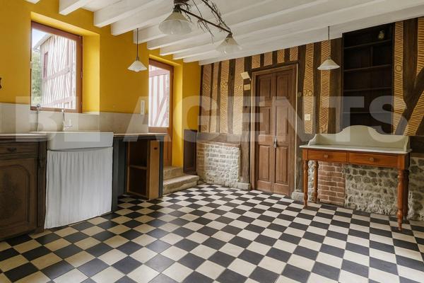 Magnifique manoir de plus de plus de 215 m² avec salle des fêtes et dépendances.