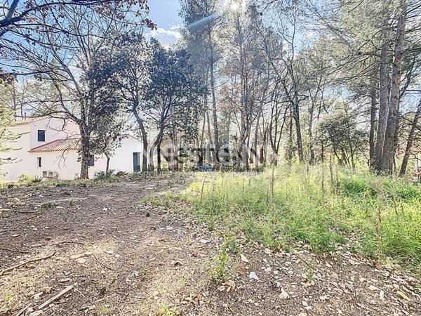 Terrain constructible de 1 595 m² au calme absolu à Pourrières