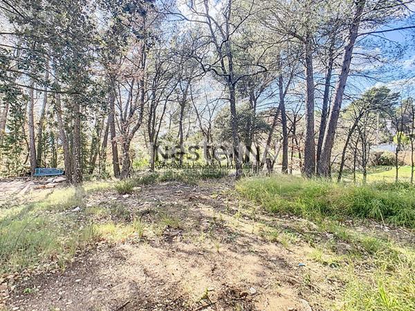 Terrain constructible de 1 595 m² au calme absolu à Pourrières