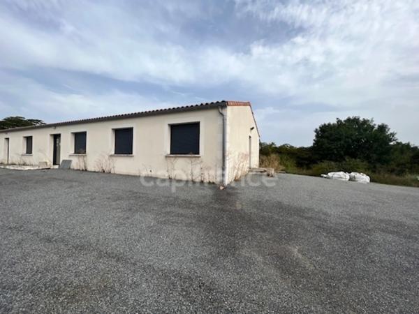 Dpt Charente Maritime (17), à vendre proche de SAINTES Entrepots parkings et Bureaux