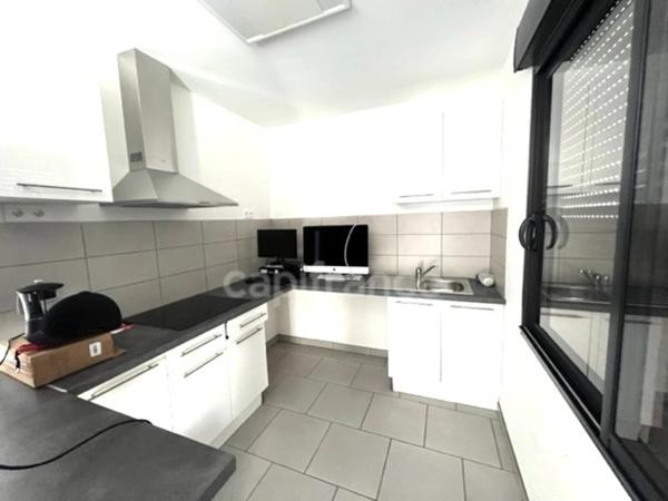 Dpt Charente Maritime (17), à vendre proche de SAINTES Entrepots parkings et Bureaux