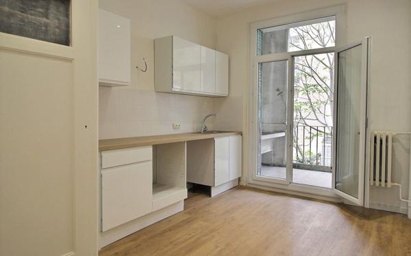 Appartement à louer    3 pièces • 86,36 m2 Marseille 6