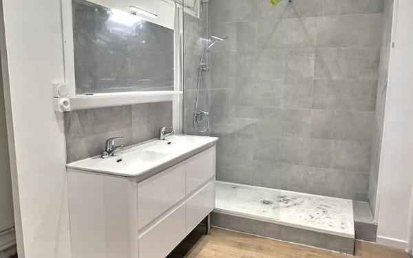 Appartement à louer    3 pièces • 86,36 m2 Marseille 6