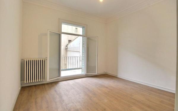 Appartement à louer    3 pièces • 86,36 m2 Marseille 6