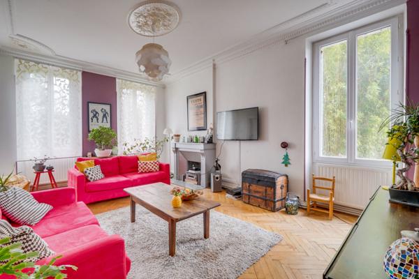 Berson (33390) Maison 10 pièces 330m2 habitables en R+1 avec terrasse, dépendances et garage attenant.