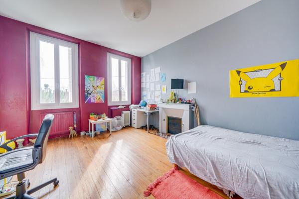 Berson (33390) Maison 10 pièces 330m2 habitables en R+1 avec terrasse, dépendances et garage attenant.