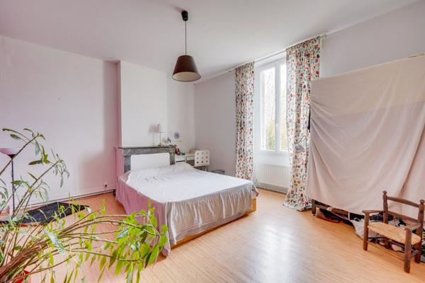 Berson (33390) Maison 10 pièces 330m2 habitables en R+1 avec terrasse, dépendances et garage attenant.