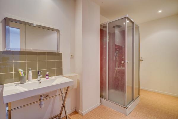 Berson (33390) Maison 10 pièces 330m2 habitables en R+1 avec terrasse, dépendances et garage attenant.