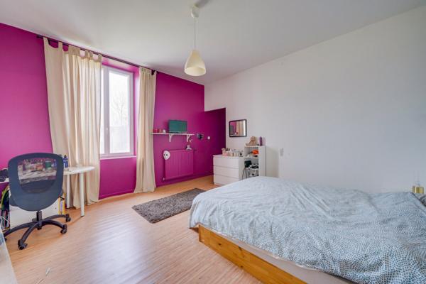 Berson (33390) Maison 10 pièces 330m2 habitables en R+1 avec terrasse, dépendances et garage attenant.