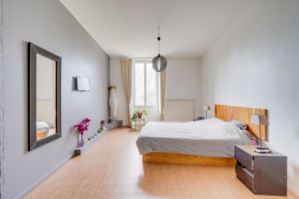 Berson (33390) Maison 10 pièces 330m2 habitables en R+1 avec terrasse, dépendances et garage attenant.