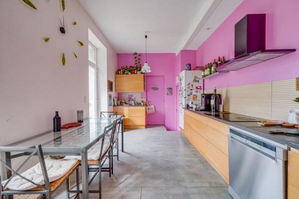 Berson (33390) Maison 10 pièces 330m2 habitables en R+1 avec terrasse, dépendances et garage attenant.