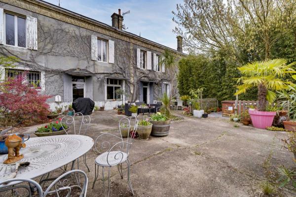 Berson (33390) Maison 10 pièces 330m2 habitables en R+1 avec terrasse, dépendances et garage attenant.