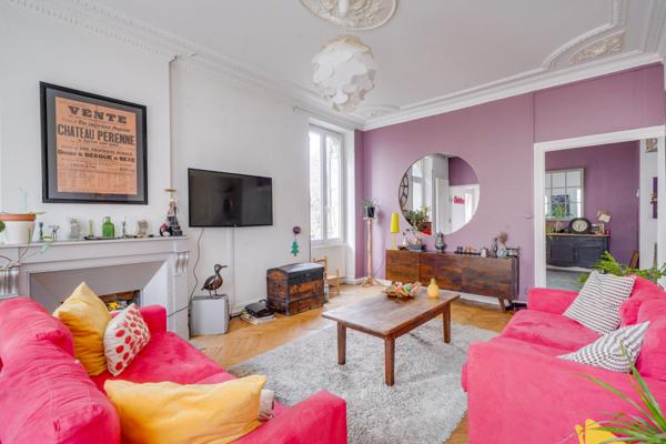 Berson (33390) Maison 10 pièces 330m2 habitables en R+1 avec terrasse, dépendances et garage attenant.