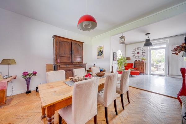 Berson (33390) Maison 10 pièces 330m2 habitables en R+1 avec terrasse, dépendances et garage attenant.