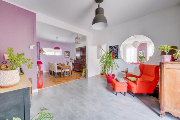 Berson (33390) Maison 10 pièces 330m2 habitables en R+1 avec terrasse, dépendances et garage attenant.