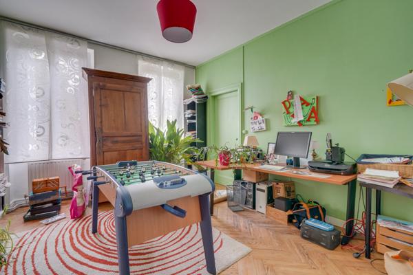 Berson (33390) Maison 10 pièces 330m2 habitables en R+1 avec terrasse, dépendances et garage attenant.