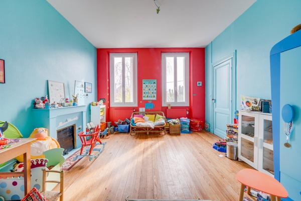 Berson (33390) Maison 10 pièces 330m2 habitables en R+1 avec terrasse, dépendances et garage attenant.