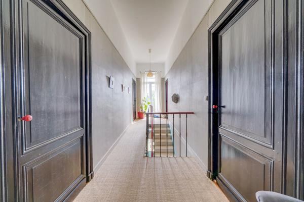 Berson (33390) Maison 10 pièces 330m2 habitables en R+1 avec terrasse, dépendances et garage attenant.