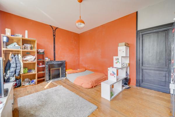 Berson (33390) Maison 10 pièces 330m2 habitables en R+1 avec terrasse, dépendances et garage attenant.