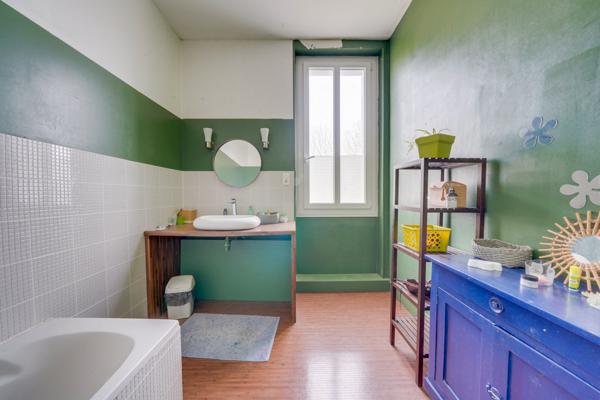 Berson (33390) Maison 10 pièces 330m2 habitables en R+1 avec terrasse, dépendances et garage attenant.