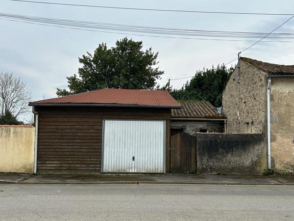 JOLI LOGEMENT 80 M² sur 3 niveaux, 2 CHAMBRES, GARAGE ET REMISE NON ATTENANTS