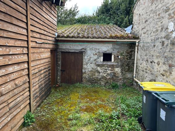 JOLI LOGEMENT 80 M² sur 3 niveaux, 2 CHAMBRES, GARAGE ET REMISE NON ATTENANTS