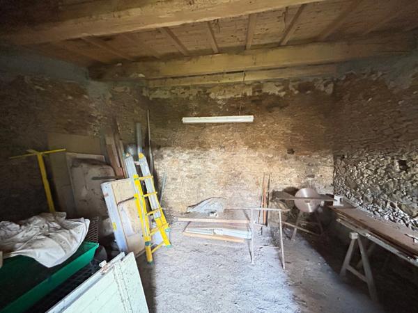 JOLI LOGEMENT 80 M² sur 3 niveaux, 2 CHAMBRES, GARAGE ET REMISE NON ATTENANTS