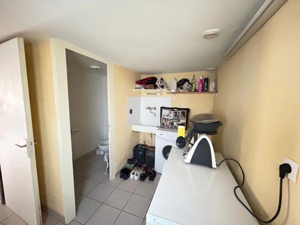 JOLI LOGEMENT 80 M² sur 3 niveaux, 2 CHAMBRES, GARAGE ET REMISE NON ATTENANTS