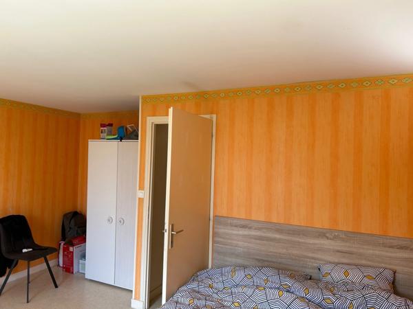JOLI LOGEMENT 80 M² sur 3 niveaux, 2 CHAMBRES, GARAGE ET REMISE NON ATTENANTS