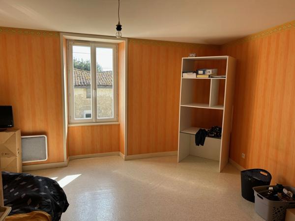 JOLI LOGEMENT 80 M² sur 3 niveaux, 2 CHAMBRES, GARAGE ET REMISE NON ATTENANTS