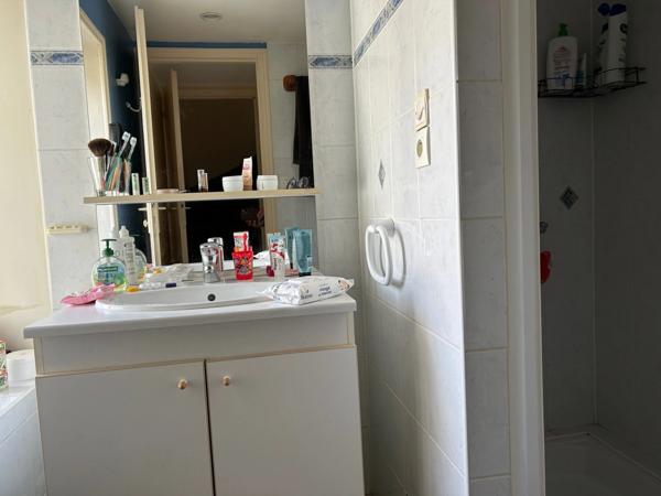 JOLI LOGEMENT 80 M² sur 3 niveaux, 2 CHAMBRES, GARAGE ET REMISE NON ATTENANTS