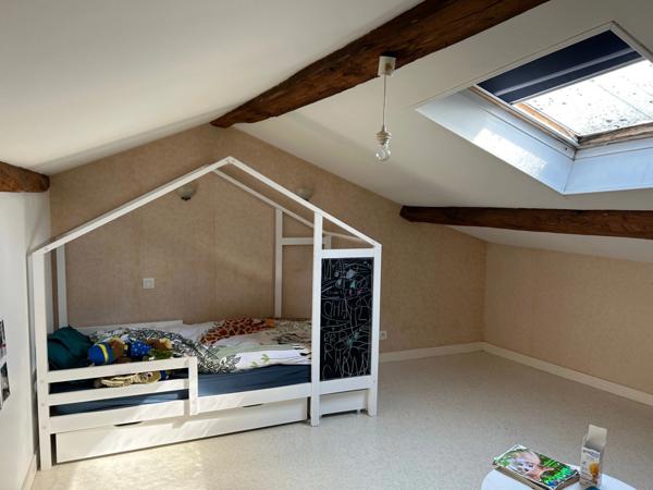 JOLI LOGEMENT 80 M² sur 3 niveaux, 2 CHAMBRES, GARAGE ET REMISE NON ATTENANTS