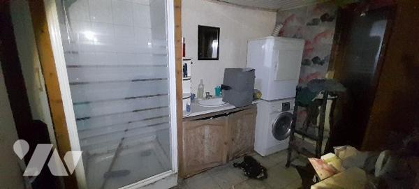 Maison semi-individuelle à rénover, située dans une rue calme proche de toutes les commodités.