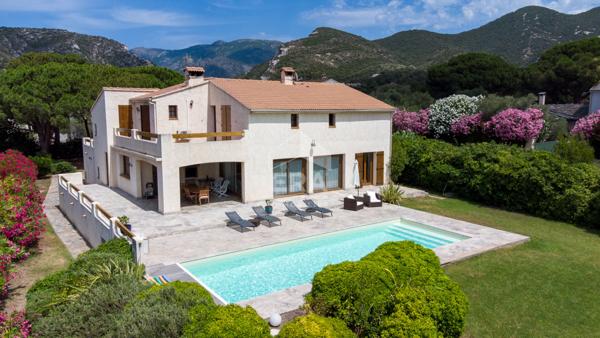 Belle maison vue mer, avec piscine, à quelques pas de la plage