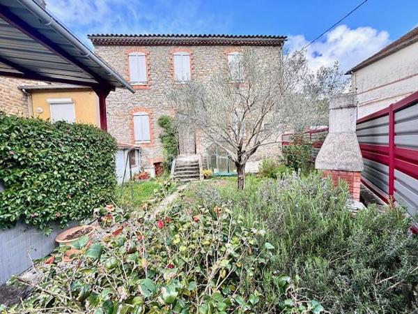 Maison de ville, 3 faces, composée de 2 appartements distincts ( T4 et T3), d'environ 85 m² chacun avec garage et jardin clos et arboré avec carport sur 255 m² de parcelle.
Equipée de deux cuisines intégrées, salle d'eau récente, toilette séparé x 2 et  cellier.
Idéal investisseur, professionnel ou grande famille.
Elle est composé de deux entrées distinctes, le bien est bien rénové, aucun travaux à prévoir.
Maison saine et lumineuse, TF 1187 € - DPE D