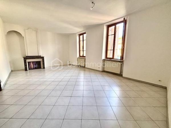 Maison de ville, 3 faces, composée de 2 appartements distincts ( T4 et T3), d'environ 85 m² chacun avec garage et jardin clos et arboré avec carport sur 255 m² de parcelle.
Equipée de deux cuisines intégrées, salle d'eau récente, toilette séparé x 2 et  cellier.
Idéal investisseur, professionnel ou grande famille.
Elle est composé de deux entrées distinctes, le bien est bien rénové, aucun travaux à prévoir.
Maison saine et lumineuse, TF 1187 € - DPE D